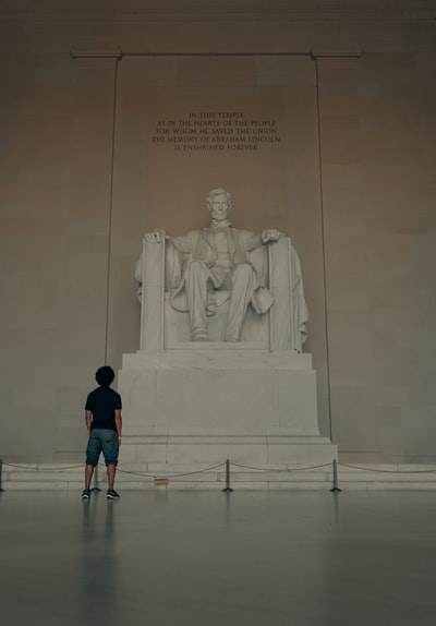 身穿黑色t恤的男子站在雕像前